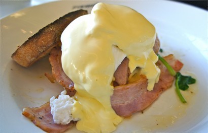 Egg benedict with bacon