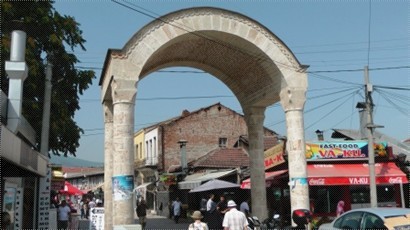 市集的拱門，外面又是另一個廟街式的市集。