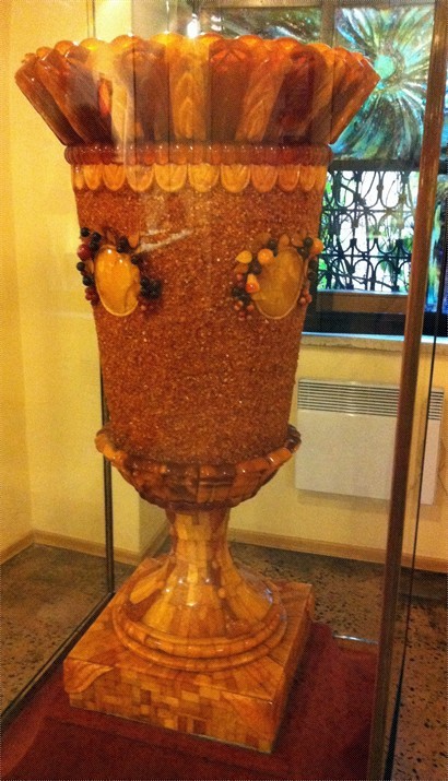 鎮館之寶 - 琥珀花瓶。可以用後面的冷氣機做比例，估估它有多高