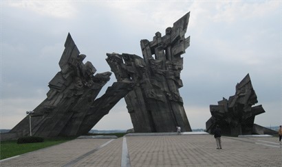 紀念Holocaust死難者的巨型雕刻。認為像什麼? 它在訴說什麼?