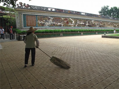 遠處為清明上河圖