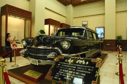 文物展示廳內放有蔣介石的專用房車
