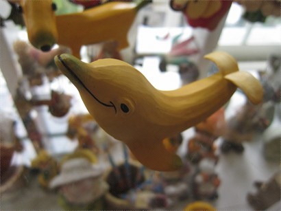 精品店內找到十分別緻的裝飾品 – 香蕉豚