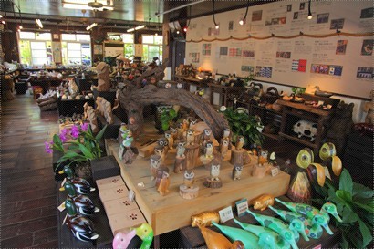 多款木雕製品供觀賞和選購