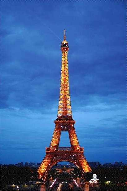 夏悠宮看巴黎鐵塔，晚上十時終於亮燈