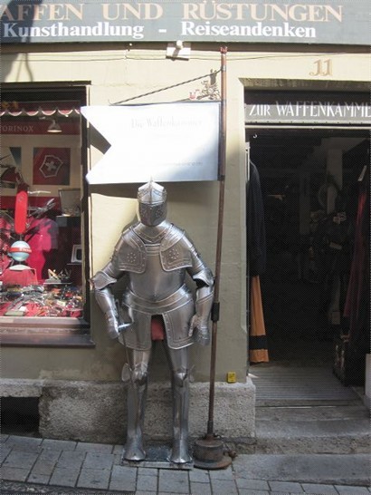 某紀念品商店門前的盔甲