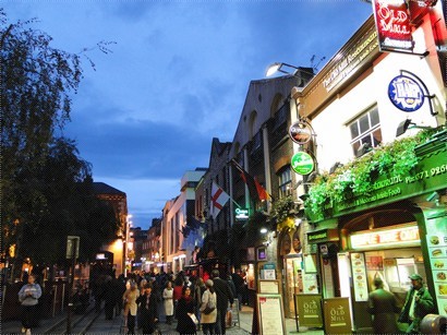 神廟特區是公認的都柏林熱點，路邊兩旁酒吧和食肆林立，氣氛熱鬧。