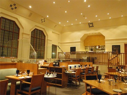 餐廳樓底甚高，設計依然保留昔日茶座的優雅環境。