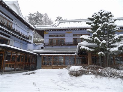 草津酒店是傳統的和式建築，舖滿雪的日式房子特別有風味。