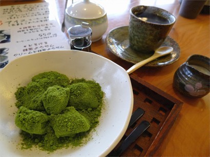 QQ的葛軟糍上加上綠茶粉，再按自己的喜好加入黑糖糖漿。 咖啡香濃再加入濃滑的日本cream美味無比。