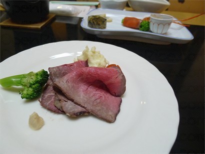 西式的燒牛肉加入日式溫泉餐，我都第一次見，真係大開眼界。果然走係時代的尖端，fusion的另類版。