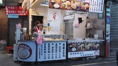 台灣人買個包和杯豆漿就去上班。