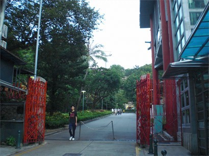二龍喉公園正門，右側為松山纜車站。