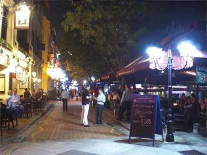 沿河一段嘅酒吧街，外國人較多。
