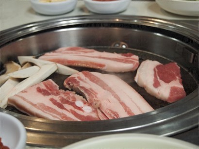 正統的燒肉是把整塊黑豚肉放進鐵板上