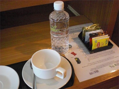 免費樽裝水，亦有即沖紅茶、咖啡。