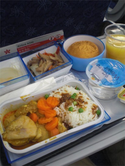 回程時，晌香港航空食嘅飛機餐，OK喎！我要雞肉飯。