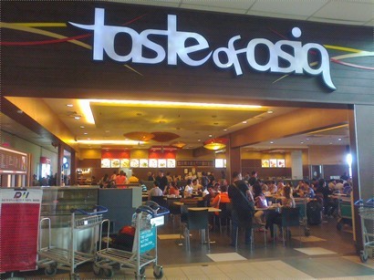 LCCT有數個食店, 我們選了taste of asia, 典型的機場食店:價錢貴而食品一般而矣~