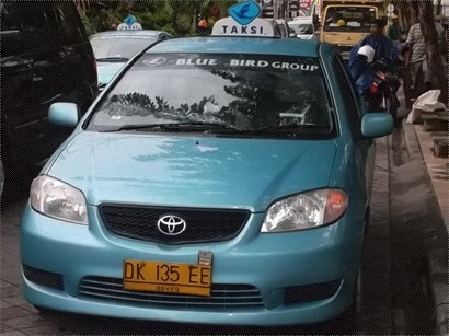 峇里島的blue bird taxi, 因很多taxi公司都是藍色, 故要認車頭玻璃上的字樣~