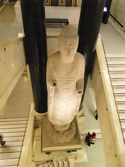 兩層多高的佛像站立於旋轉樓梯的中央，非常搶眼。