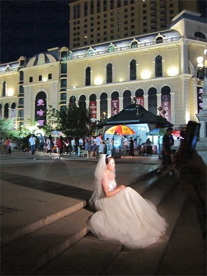 晚上有不少人來這廣場拍婚紗照