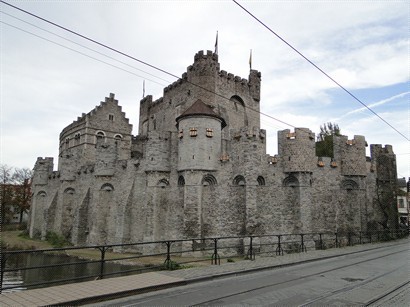 法蘭德斯伯爵城堡最初為着軍事用途而建造，之後城堡分別被用作鑄幣廠、法院和監獄。