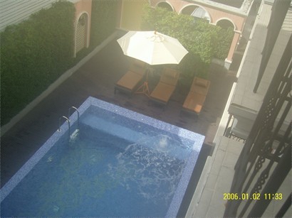 酒店嗰泳池好似BB池, 但都有人喺度游水
