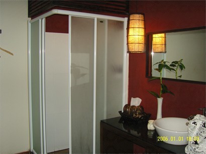 Ekamai分店的三人Massage Room 有兩個花灑室