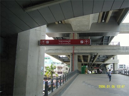 Phaya Tai 站中間位置, 有條大天橋接住Airport City Line 站