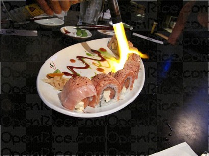 在你面前火炙三文魚壽司，抵食！￥1100！