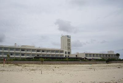 密雲下的 Eef Beach 和 Eef Beach Hotel
