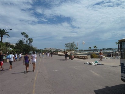 沙灘旁的promenade,右邊就係沙灘