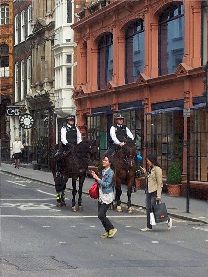 出現於英倫街頭的皇家騎警