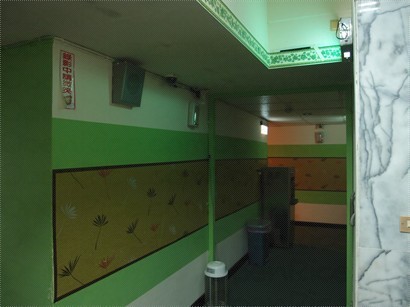 房間外走廊, 有架冷熱水機, 裝修停留在70年代後期