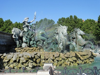 La Place des Quinconces: Fountain