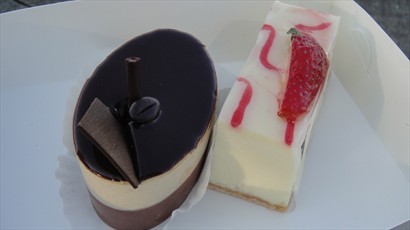 左: 忘了叫甚麼的咖啡蛋糕 :P 右:strawberry cheesecake