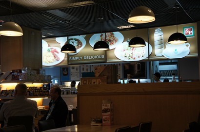 機場有S&P快餐店,食左一碟泰式沙律辣雞
