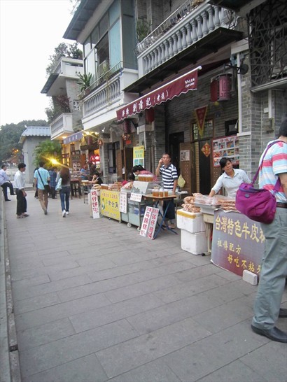  街道上滿是叫賣小吃攤子