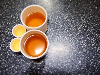 還有一杯茶和一小杯酒，酒是讓我們吃蔘雞湯時倒進去的。