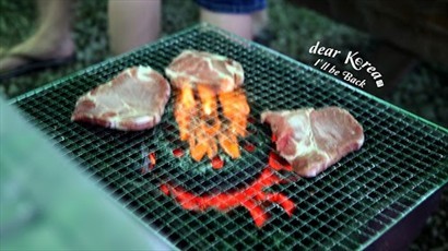 韓式BBQ是直接把豬肉放在炭火上烤。烤好再用韓式生菜包著來吃。 吃肉又吃菜，很健康的一餐。