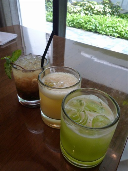 1st:Mojito, 中間第二杯是薑汁香茅伏特加Vohka, 第三杯綠色的是石榴汁