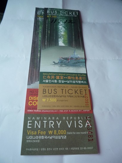在仁寺洞的南怡島旅遊中心預訂直通巴士車票連入場門票，合共23,000韓元。