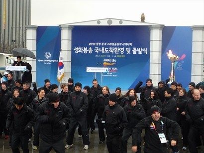 原來廣場有一個名為Special Olympics FINAL LEG的慶祝活動，一大班韓國人同外國人手舞足蹈，齊齊跳緊江南Style！