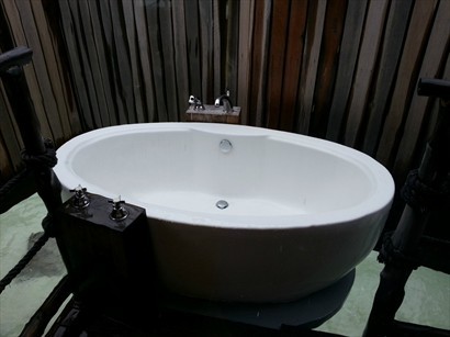 Senior Water Villa內特有的戶外浴缸