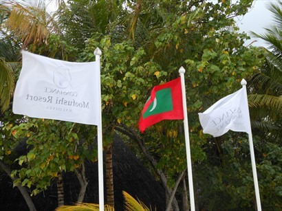 度假村入口，掛著馬爾代夫國旗