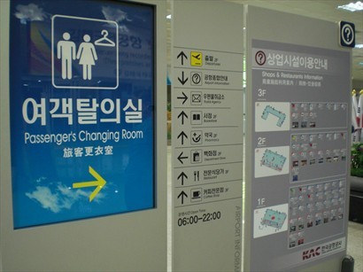 機場內韓英文對照，時有中文註解。