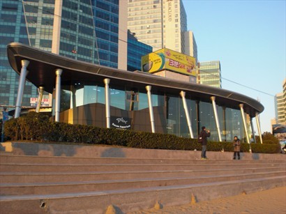 釜山水族館，就晌沙灘旁。