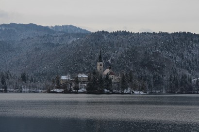 遠眺湖中心的小教堂