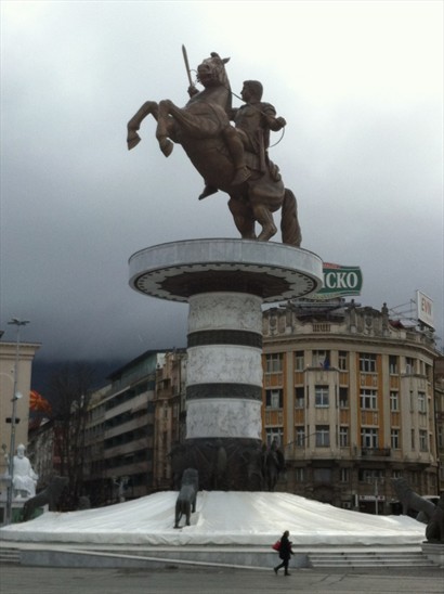 廣場中心豎立了亞歷山大三世的銅像