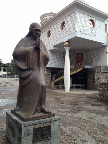 紀念館門外有德蘭修女的銅像
